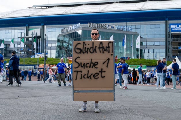 Sport Bilder des Tages 02.05.2026, 32. Spieltag in der 2. Fussball Bundesliga, FC Schalke 04 - Fortuna Düsseldorf. Fan hast sich verkleidet und sucht nach einem Ticket für das Spiel. Gelsenkirchen Veltins Arena NRW Deutschland xRHR-FOTO DEx *** 02 05 2026, 32 Matchday in Bundesliga 2, FC Schalke 04 Fortuna Düsseldorf fan dressed up and looking for a ticket for the match Gelsenkirchen Veltins Arena NRW Germany xRHR PHOTO DEx Copyright: DennisxEwert RHR-FOTOx RHR-FOTO DE