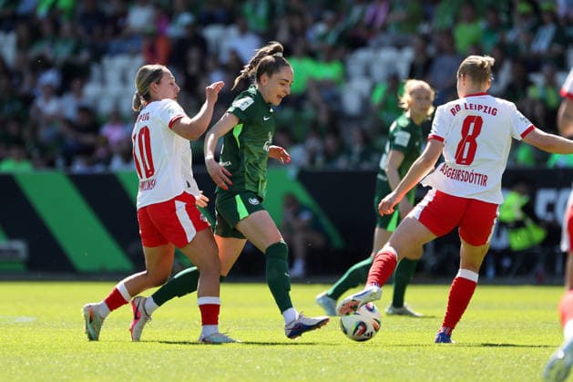 VfL vs Leipzig, BL Women Wolfsburg, 02 05 2026, Football, Women, Google Pixel Bundesliga, Season 2025 2026, VfL Wolfsburg vs RB Leipzig, Gina Chmielinski RB Leipzig , Sophia Kleinherne VfL Wolfsburg , Emilia Asgeirsdottir RB Leipzig AOK Stadion Niedersachsen Germany
