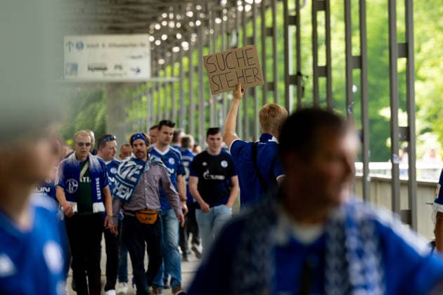 02 05 2026, 32 Matchday in Bundesliga 2, FC Schalke 04 Fortuna Düsseldorf fan is looking for a ticket Gelsenkirchen Veltins Arena NRW Germany xRHR PHOTO DEx Copyright: DennisxEwert RHR-FOTOx RHR-FOTO DE