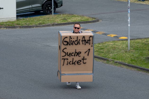 02 05 2026, 32 Matchday in Bundesliga 2, FC Schalke 04 Fortuna Düsseldorf fan dressed up and looking for a ticket for the match Gelsenkirchen Veltins Arena NRW Germany xRHR PHOTO DEx Copyright: DennisxEwert RHR-FOTOx RHR-FOTO DE