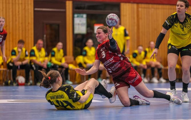 GER, Bensheim, HSG Bensheim Auerbach Flames vs Borussia Dortmund, Alsco Handball Bundesliga Frauen, Handball, DHB, Season 2025 2026, Weststadthalle Bensheim, Playoff Semifinal, 2 Match in picture from l Lara Egeling Borussia Dortmund 44 , Amelie Berger HSG Bensheim Auerbach Flames women 3 DFB DFL REGULATIONS PROHIBIT ANY USE OF PHOTOGRAPHS AS IMAGE SEQUENCES AND OR QUASI VIDEO, 02 05 2026 Copyright: HMBxMedia HendrikxHamelau
