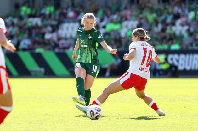 VfL vs Leipzig, BL Women Wolfsburg, 02 05 2026, Football, Women, Google Pixel Bundesliga, Season 2025 2026, VfL Wolfsburg vs RB Leipzig, Justine Kielland VfL Wolfsburg , Gina Chmielinski RB Leipzig AOK Stadion Niedersachsen Germany