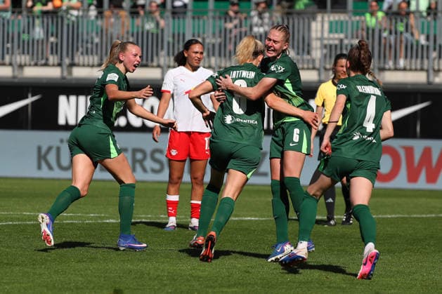 VfL vs Leipzig, BL Women Wolfsburg, 02 05 2026, Football, Women, Google Pixel Bundesliga, Season 2025 2026, VfL Wolfsburg vs RB Leipzig, Lena Lattwein VfL Wolfsburg cheers with the team after her goal for 2 1 AOK Stadion Niedersachsen Germany