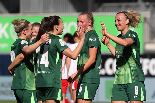 VfL vs Leipzig, BL Women Wolfsburg, 02 05 2026, Football, Women, Google Pixel Bundesliga, Season 2025 2026, VfL Wolfsburg vs RB Leipzig, Lena Lattwein VfL Wolfsburg cheers with the team after her goal for 3 1 AOK Stadion Niedersachsen Germany