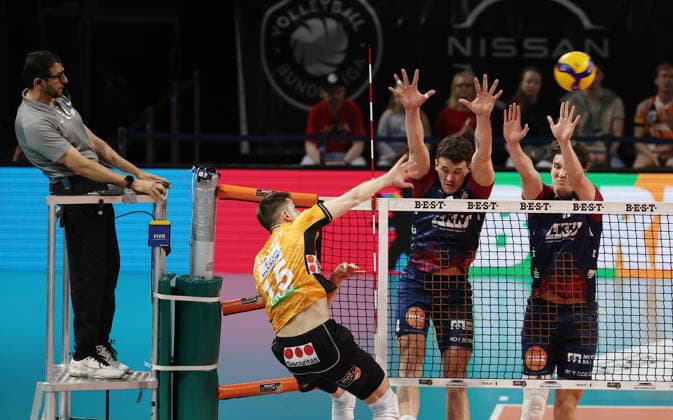 Moritz Reichert in attack, Christopher Byam, Cole Young duel Match scene Action Sport Volleyball Bundesliga Mens Play Off Final 2 Match Season 2025 2026 02 05 2026 BR Volleys Berlin BRV vs SVG Lüneburg