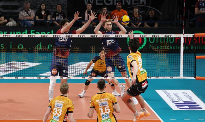 re Jake Hanes in attack, Christopher Byam, Daniel Gruvaeus duel Match scene Action Sport Volleyball Bundesliga Mens Play Off Final 2 Match Season 2025 2026 02 05 2026 BR Volleys Berlin BRV vs SVG Lüneburg