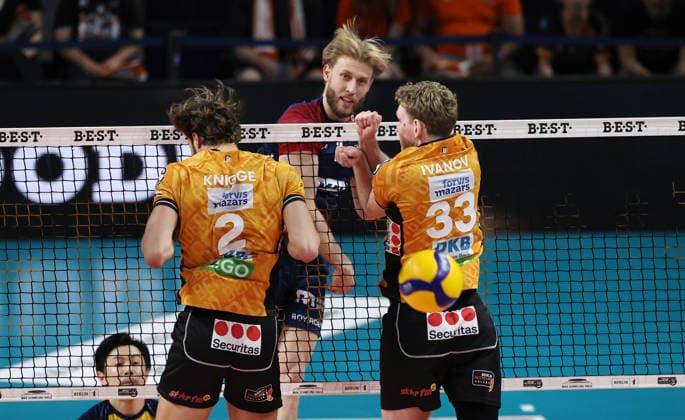 Daniel Gruvaeus in attack, Matthew Knigge, Fedor Ivanov duel Match scene Action Sport Volleyball Bundesliga Mens Play Off Final 2 Match Season 2025 2026 02 05 2026 BR Volleys Berlin BRV vs SVG Lüneburg