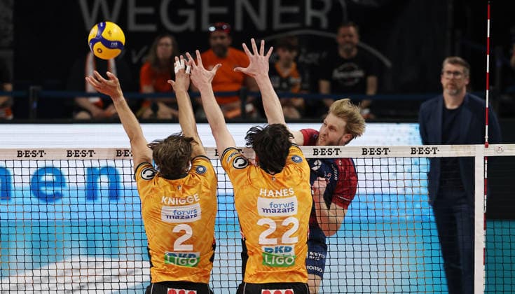 re Daniel Gruvaeus in attack, Matthew Knigge, Jake Hanes duel Match scene Action Sport Volleyball Bundesliga Mens Play Off Final 2 Match Season 2025 2026 02 05 2026 BR Volleys Berlin BRV vs SVG Lüneburg