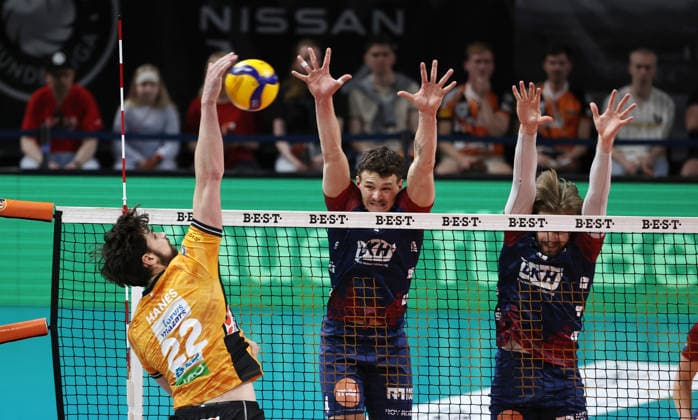 Jake Hanes in attack, Christopher Byam, Jackson Howe duel Match scene Action Sport Volleyball Bundesliga Mens Play Off Final 2 Match Season 2025 2026 02 05 2026 BR Volleys Berlin BRV vs SVG Lüneburg