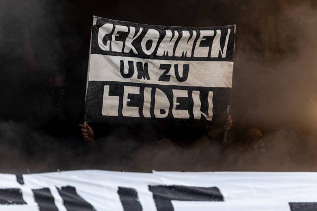 Sport Bilder des Tages Fussball, Saison 2025 2026, 3. Liga, Donaustadion Ulm, 36. Spieltag, SSV Ulm 1846 Fußball - FC Viktoria Köln, 02.05.2026 02.05.2026, Fussball, Saison 2025 2026, 3. Liga, Donaustadion Ulm, 36. Spieltag, SSV Ulm 1846 Fußball - FC Viktoria Köln, Banner Gekommen um zu leiden im schwarzen Rauch der Fans des D-Block Donaustadion nach dem Abstieg Foto: Lucca Fundel Ulm Donaustadion Baden-Württemberg Deutschland *** Football, Season 2025 2026, 3 Liga, Donaustadion Ulm, 36 Matchday, SSV Ulm 1846 Football FC Viktoria Köln, 02 05 2026 02 05 2026, Football, Season 2025 2026, 3 Liga, Donaustadion Ulm, 36 Matchday, SSV Ulm 1846 Football FC Viktoria Köln, Banner Came to suffer in the black smoke of the fans of the D Block Donaustadion after the relegation Photo Lucca Fundel Ulm Donaustadion Baden Württemberg Germany