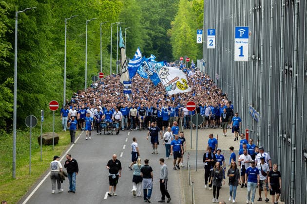 02 05 2026, 32 matchday in the 2 Bundesliga, FC Schalke 04 Fortuna Düsseldorf fan march goes over the Stan Libuda Weg towards the stadium Gelsenkirchen Veltins Arena NRW Germany xRHR PHOTO DEx Copyright: DennisxEwert RHR-FOTOx RHR-FOTO DE