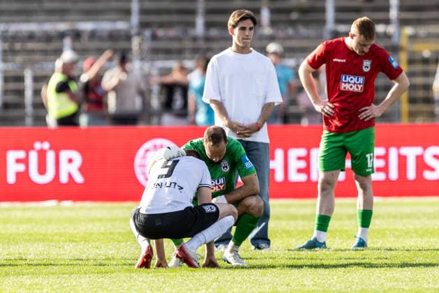 Sport Bilder des Tages Fussball, Saison 2025 2026, 3. Liga, Donaustadion Ulm, 36. Spieltag, SSV Ulm 1846 Fußball - FC Viktoria Köln, 02.05.2026 02.05.2026, Fussball, Saison 2025 2026, 3. Liga, Donaustadion Ulm, 36. Spieltag, SSV Ulm 1846 Fußball - FC Viktoria Köln, Enttäuschung nach Spielende und dem Abstieg des SSV Ulm 1846 Fußball in die Regionalliga v.l. 9 Lucas Röser (SSV Ulm 1846 Fußball), 39 Christian Ortag (SSV Ulm 1846 Fußball) Foto: Lucca Fundel Ulm Donaustadion Baden-Württemberg Deutschland *** Football, Season 2025 2026, 3 Liga, Donaustadion Ulm, 36 Matchday, SSV Ulm 1846 Football FC Viktoria Köln, 02 05 2026 02 05 2026, Football, Season 2025 2026, 3 Liga, Donaustadion Ulm, 36 Matchday, SSV Ulm 1846 Football FC Viktoria Köln, Disappointment after the end of the match and the relegation of SSV Ulm 1846 Fußball to the Regionalliga f l 9 Lucas Röser SSV Ulm 1846 Fußball , 39 Christian Ortag SSV Ulm 1846 Fußball Foto Lucca Fundel Ulm Donaustadion Baden Württemberg Germany