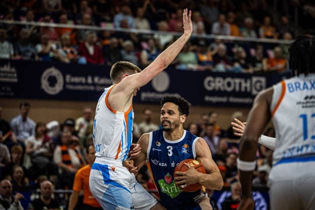 Rostock, Germany 02 May 2026 1 BBL 2025 2026 Sp 32 Rostock Seawolves vs Science City Jena In the picture from left in a duel Joe Wieskamp Science City Jena and Dominic Lockhart Rostock Seawolves Copyright: xFotostandx xVoelkerx