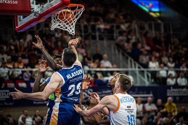 Rostock, Germany 02 May 2026 1 BBL 2025 2026 Sp 32 Rostock Seawolves vs Science City Jena In the picture from left Kassim Nicholson Rostock Seawolves and Owen Klassen Rostock Seawolves throwing the basket Copyright: xFotostandx xVoelkerx