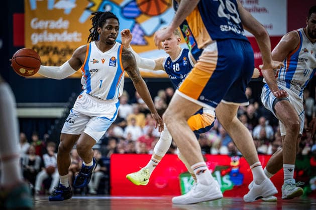 Rostock, Germany 02 May 2026 1 BBL 2025 2026 Sp 32 Rostock Seawolves vs Science City Jena In the picture from left Uchenna Iroegbu Science City Jena and Lukasz Kolenda Rostock Seawolves Copyright: xFotostandx xVoelkerx