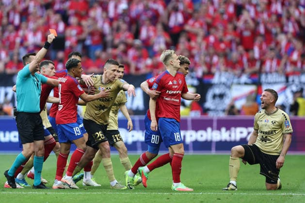 Sport Bilder des Tages Polish Cup Final Gornik Zabrze - Rakow Czestochowa Referee Jaroslaw Przybyl gives a red card to Jonatan Braut Brunes as Lukas Podolski reacts during the Polish Cup Final Gornik Zabrze - Rakow Czestochowa at National Stadium in Warsaw, Poland on May 2, 2026. Warsaw Poland  Copyright: xJakubxPorzyckix originalFilename:porzycki-polishcu260502_npmPs.jpg