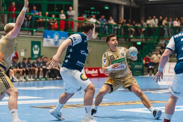 Sport Bilder des Tages Renars Uscins (TSV Hannover-Burgdorf, 10) beim Passspiel Bergischer HC vs. TSV Hannover-Burgdorf, Handball, Daikin 1.HBL, 30.Spieltag, Saison 2025 26, 02.04.2026, Bergischer HC vs. TSV Hannover-Burgdorf, Handball, Daikin 1.HBL, 30.Spieltag, Saison 2025 26, 02.04.2026 Wuppertal *** Renars Uscins TSV Hannover Burgdorf, 10 on passing Bergischer HC vs TSV Hannover Burgdorf, Handball, Daikin 1 HBL, Matchday 30, Season 2025 26, 02 04 2026, Bergischer HC vs TSV Hannover Burgdorf, Handball, Daikin 1 HBL, Matchday 30, Season 2025 26, 02 04 2026 Wuppertal Copyright: xEibner-Pressefoto LukasxBaldygax EP_LBA