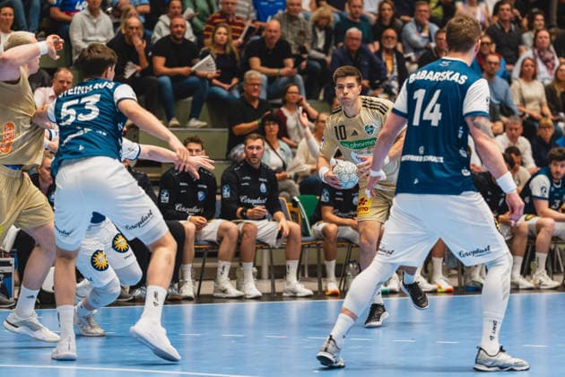 54nhb in duel with Soeren Steinhaus Bergischer HC, 53 , Renars Uscins TSV Hannover Burgdorf, 10 during build-up, Ole Kurok TSV Hannover Burgdorf, 14 Bergischer HC vs TSV Hannover Burgdorf, Handball, Daikin 1 HBL, Matchday 30, Season 2025 26, 02 04 2026, Bergischer HC vs TSV Hannover Burgdorf, Handball, Daikin 1 HBL, Matchday 30, Season 2025 26, 02 04 2026 Wuppertal Copyright: xEibner-Pressefoto LukasxBaldygax EP_LBA