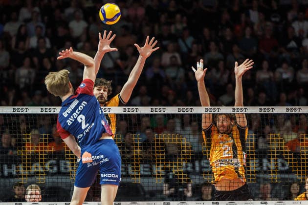 02 05 26, Berlin, Volleyball, Final, Matchday 2, Berlin Recycling Volleys SVG Lüneburg Daniel Gruvaeus plays the ball over the net Final, Matchday 2, Berlin Recycling Volleys SVG Lüneburg