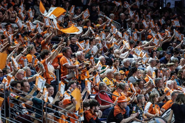 02 05 26, Berlin, Volleyball, Final, Matchday 2, Berlin Recycling Volleys SVG Lüneburg The fans cheer on their team Final, Matchday 2, Berlin Recycling Volleys SVG Lüneburg