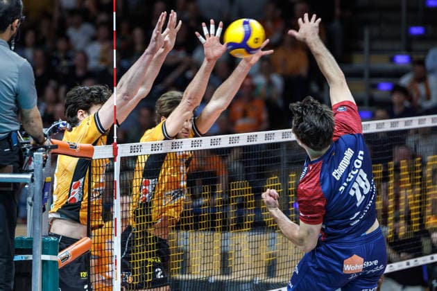 02 05 26, Berlin, Volleyball, Final, Matchday 2, Berlin Recycling Volleys SVG Lüneburg Ethan Champlin plays the ball over the net Final, Matchday 2, Berlin Recycling Volleys SVG Lüneburg