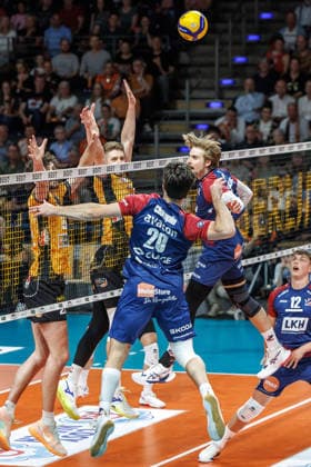 02 05 26, Berlin, Volleyball, Final, Matchday 2, Berlin Recycling Volleys SVG Lüneburg Ethan Champlin plays the ball over the net Final, Matchday 2, Berlin Recycling Volleys SVG Lüneburg