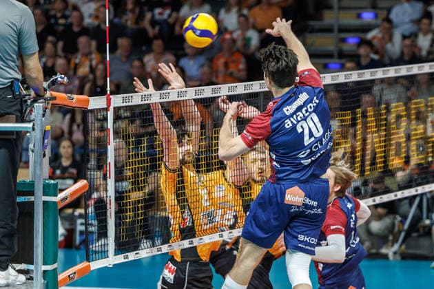 02 05 26, Berlin, Volleyball, Final, Matchday 2, Berlin Recycling Volleys SVG Lüneburg Ethan Champlin plays the ball over the net Final, Matchday 2, Berlin Recycling Volleys SVG Lüneburg