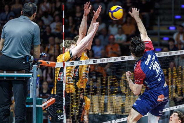 02 05 26, Berlin, Volleyball, Final, Matchday 2, Berlin Recycling Volleys SVG Lüneburg Ethan Champlin plays the ball over the net Final, Matchday 2, Berlin Recycling Volleys SVG Lüneburg