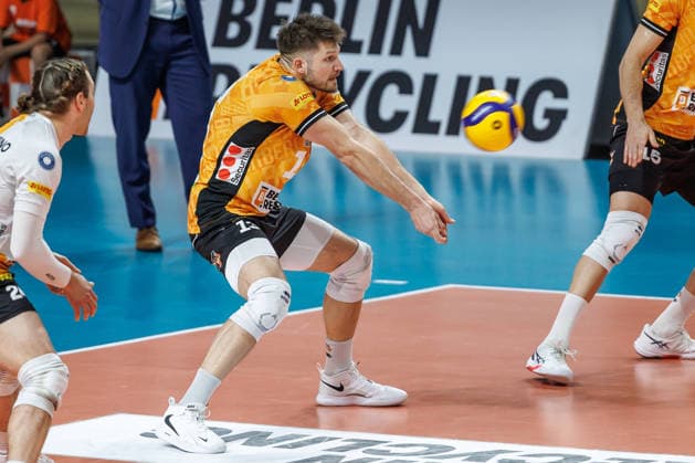 02 05 26, Berlin, Volleyball, Final, Matchday 2, Berlin Recycling Volleys SVG Lüneburg Ruben Schott BR Volleys takes the ball Final, Matchday 2, Berlin Recycling Volleys SVG Lüneburg