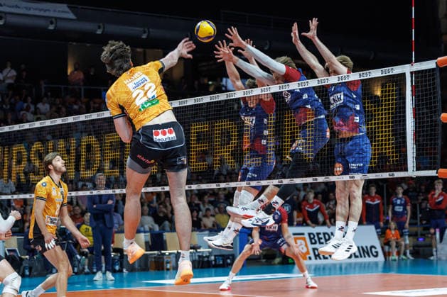 02 05 26, Berlin, Volleyball, Final, Matchday 2, Berlin Recycling Volleys SVG Lüneburg Jake Hanes BR Volleys plays the ball over the net Final, Matchday 2, Berlin Recycling Volleys SVG Lüneburg