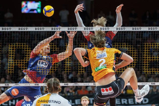 02 05 26, Berlin, Volleyball, Final, Matchday 2, Berlin Recycling Volleys SVG Lüneburg Matthew Knigge BR Volleys plays the ball over the net Final, Matchday 2, Berlin Recycling Volleys SVG Lüneburg