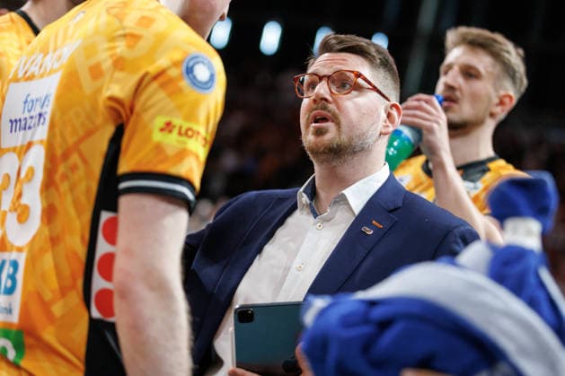 02 05 26, Berlin, Volleyball, Final, Matchday 2, Berlin Recycling Volleys SVG Lüneburg Coach Markus Steuerwald BR Volleys talks to his team Final, Matchday 2, Berlin Recycling Volleys SVG Lüneburg
