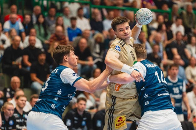 Soeren Steinhaus Bergischer HC, 53 in a duel with Renars Uscins TSV Hannover Burgdorf, 10 who wants to throw and is held by Gerdas Babarskas Bergischer HC, 14 Bergischer HC vs TSV Hannover Burgdorf, Handball, Daikin 1 HBL, Matchday 30, Season 2025 26, 02 04 2026, Bergischer HC vs TSV Hannover Burgdorf, Handball, Daikin 1 HBL, Matchday 30, Season 2025 26, 02 04 2026 Wuppertal Copyright: xEibner-Pressefoto LukasxBaldygax EP_LBA