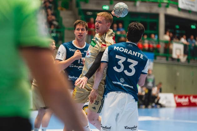 Lars Kooij Bergischer HC, 15 , Simon Gade TSV Hannover Burgdorf, 16 on attempted shot, Eloy Morante Maldonado Bergischer HC, 33 Bergischer HC vs TSV Hannover Burgdorf, Handball, Daikin 1 HBL, Matchday 30, Season 2025 26, 02 04 2026, Bergischer HC vs TSV Hannover Burgdorf, Handball, Daikin 1 HBL, Matchday 30, Season 2025 26, 02 04 2026 Wuppertal Copyright: xEibner-Pressefoto LukasxBaldygax EP_LBA