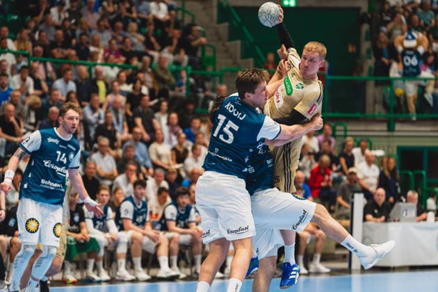 Gerdas Babarskas Bergischer HC, 14 , Lars Kooij Bergischer HC, 15 holds Jonathan Edvardsson TSV Hannover Burgdorf, 26 on throw Bergischer HC vs TSV Hannover Burgdorf, Handball, Daikin 1 HBL, Matchday 30, Season 2025 26, 02 04 2026, Bergischer HC vs TSV Hannover Burgdorf, Handball, Daikin 1 HBL, Matchday 30, Season 2025 26, 02 04 2026 Wuppertal Copyright: xEibner-Pressefoto LukasxBaldygax EP_LBA