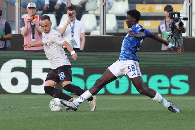 ComoÕs ComoÕs Assane Diao NapoliÕs Stanislav Lobotka during the Serie A soccer match between Como and Napoli at the Giuseppe Sinigaglia stadium in Como, north Italy - May 2, 2026 - Soccer.  Copyright: xAntonioxSaiai LaPressex