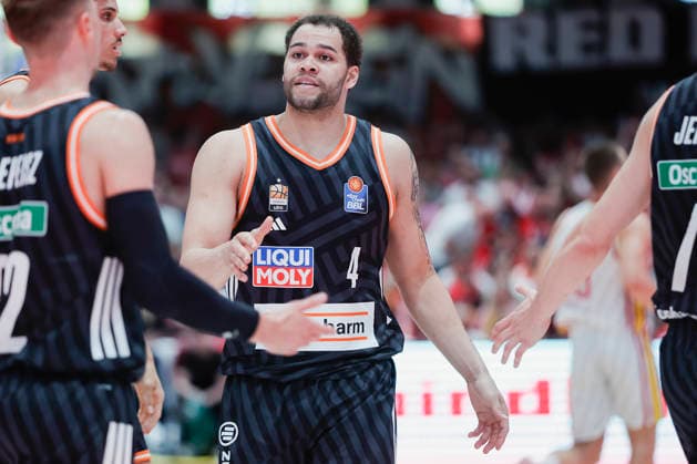 In the picture Christopher Ledlum ratiopharm Ulm, 4 discusses with his teammates 02 05 2026, Basketball, Fitness First Wuerzburg Baskets vs ratiopharm Ulm, easyCredit BBL, 32 Matchday, Germany, 97072, tectake Arena Wuerzburg, Copyright: HMBxMedia xJulienxBecker
