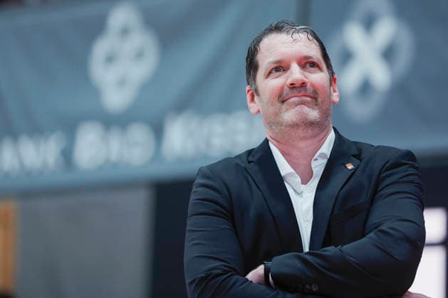 In the picture Head Coach Ty Harrelson ratiopharm Ulm in a good mood 02 05 2026, Basketball, Fitness First Wuerzburg Baskets vs ratiopharm Ulm, easyCredit BBL, Matchday 32, Germany, 97072, tectake Arena Wuerzburg, Copyright: HMBxMedia xJulienxBecker