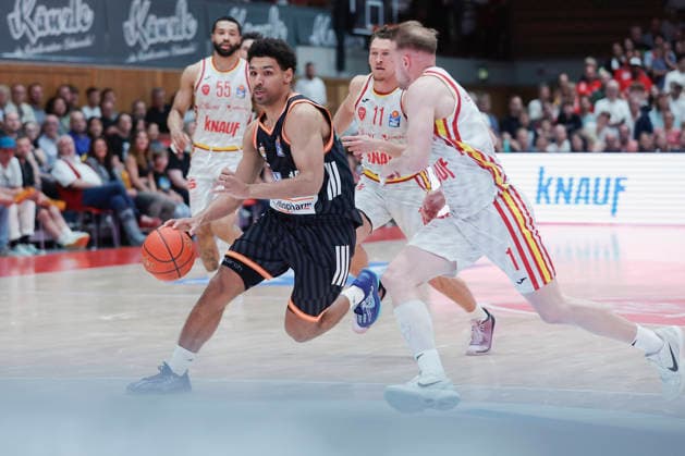 Sport Bilder des Tages Im Bild: v.li. Mark Smith (ratiopharm Ulm, 13) am Ball gegen Brae Ivey (Wuerzburg Baskets, 11) und Lukas Herzog (Wuerzburg Baskets, 1) 02.05.2026, Basketball, Fitness First Wuerzburg Baskets vs. ratiopharm Ulm, easyCredit BBL, 32. Spieltag, Deutschland, 97072, tectake-Arena Wuerzburg, *** In the picture from left Mark Smith ratiopharm Ulm, 13 on the ball against Brae Ivey Wuerzburg Baskets, 11 and Lukas Herzog Wuerzburg Baskets, 1 02 05 2026, Basketball, Fitness First Wuerzburg Baskets vs ratiopharm Ulm, easyCredit BBL, Matchday 32, Germany, 97072, tectake Arena Wuerzburg, Copyright: HMBxMedia xJulienxBecker