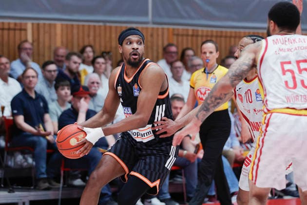 In the picture from left Justin Simon ratiopharm Ulm, 15 on the ball against Davion Mintz Wuerzburg Baskets, 10 02 05 2026, Basketball, Fitness First Wuerzburg Baskets vs ratiopharm Ulm, easyCredit BBL, 32 Matchday, Germany, 97072, tectake Arena Wuerzburg, Copyright: HMBxMedia xJulienxBecker