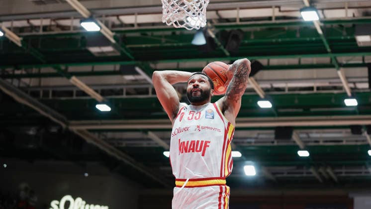 In the picture David Muenkat Wuerzburg Baskets, 55 with the dunk 02 05 2026, Basketball, Fitness First Wuerzburg Baskets vs ratiopharm Ulm, easyCredit BBL, 32 Matchday, Germany, 97072, tectake Arena Wuerzburg, Copyright: HMBxMedia xJulienxBecker