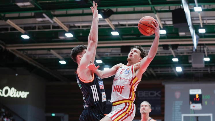 In the picture from left Diego Garavaglia ratiopharm Ulm, 23 against Brae Iveys basket shot Wuerzburg Baskets, 11 02 05 2026, Basketball, Fitness First Wuerzburg Baskets vs ratiopharm Ulm, easyCredit BBL, 32 Matchday, Germany, 97072, tectake Arena Wuerzburg, Copyright: HMBxMedia xJulienxBecker