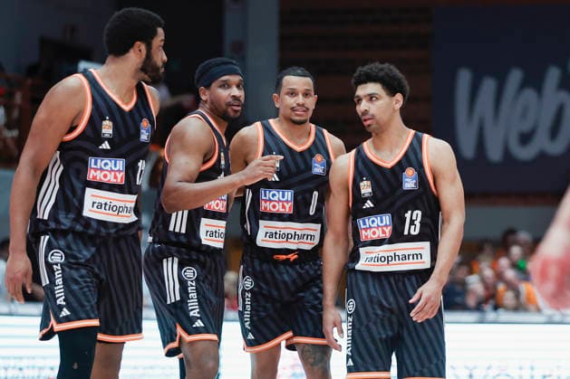 In the picture from left Joel Soriano ratiopharm Ulm, 12 , Justin Simon ratiopharm Ulm, 15 , Nelson Weidemann ratiopharm Ulm, 0 and Mark Smith ratiopharm Ulm, 13 discuss 02 05 2026, Basketball, Fitness First Wuerzburg Baskets vs ratiopharm Ulm, easyCredit BBL, 32 Matchday, Germany, 97072, tectake Arena Wuerzburg, Copyright: HMBxMedia xJulienxBecker