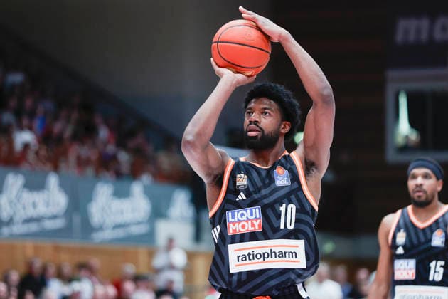In the picture Malik Osborne ratiopharm Ulm, 10 with the free throws 02 05 2026, Basketball, Fitness First Wuerzburg Baskets vs ratiopharm Ulm, easyCredit BBL, 32 Matchday, Germany, 97072, tectake Arena Wuerzburg, Copyright: HMBxMedia xJulienxBecker