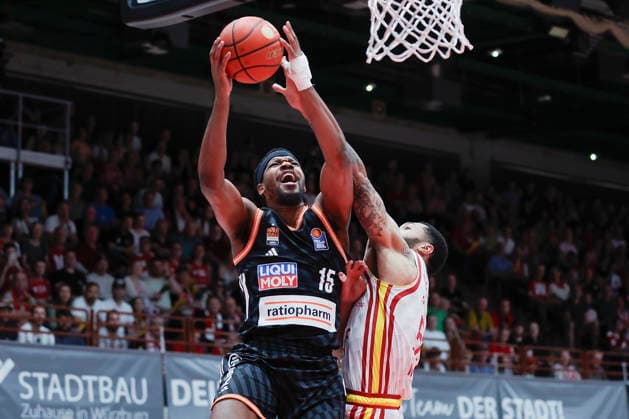 In the picture from left Justin Simon ratiopharm Ulm, 15 on the ball against David Muenkat Wuerzburg Baskets, 55 02 05 2026, Basketball, Fitness First Wuerzburg Baskets vs ratiopharm Ulm, easyCredit BBL, 32 Matchday, Germany, 97072, tectake Arena Wuerzburg, Copyright: HMBxMedia xJulienxBecker