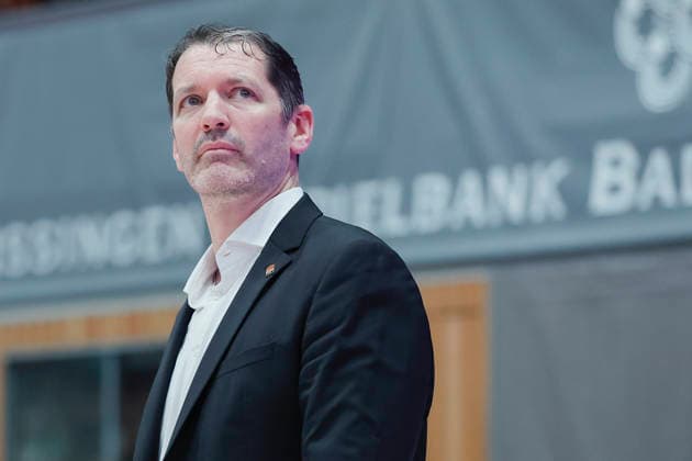 In the picture Head Coach Ty Harrelson ratiopharm Ulm looks skeptically at the score 02 05 2026, Basketball, Fitness First Wuerzburg Baskets vs ratiopharm Ulm, easyCredit BBL, Matchday 32, Germany, 97072, tectake Arena Wuerzburg, Copyright: HMBxMedia xJulienxBecker