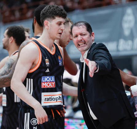 In the picture from left Diego Garavaglia ratiopharm Ulm, 23 and Head Coach Ty Harrelson ratiopharm Ulm discuss 02 05 2026, Basketball, Fitness First Wuerzburg Baskets vs ratiopharm Ulm, easyCredit BBL, 32 Matchday, Germany, 97072, tectake Arena Wuerzburg, Copyright: HMBxMedia xJulienxBecker