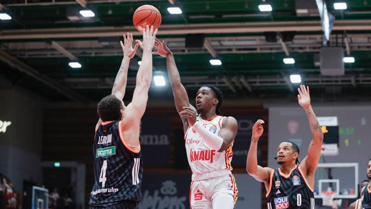 In the picture from left Christopher Ledlum ratiopharm Ulm, 4 , Marcus Carr Wuerzburg Baskets, 5 and Nelson Weidemann ratiopharm Ulm, 0 02 05 2026, Basketball, Fitness First Wuerzburg Baskets vs ratiopharm Ulm, easyCredit BBL, 32 Matchday, Germany, 97072, tectake Arena Wuerzburg, Copyright: HMBxMedia xJulienxBecker