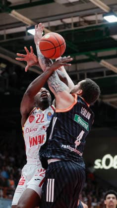 In the picture from left Johnathan Stove Wuerzburg Baskets, 22 against Christopher Ledlum ratiopharm Ulm, 4 02 05 2026, Basketball, Fitness First Wuerzburg Baskets vs. ratiopharm Ulm, easyCredit BBL, 32 Matchday, Germany, 97072, tectake Arena Wuerzburg, Copyright: HMBxMedia xJulienxBecker