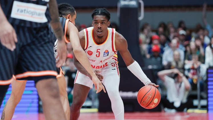 In the picture from left Nelson Weidemann ratiopharm Ulm, 0 against Marcus Carr Wuerzburg Baskets, 5 on the ball 02 05 2026, Basketball, Fitness First Wuerzburg Baskets vs ratiopharm Ulm, easyCredit BBL, 32 Matchday, Germany, 97072, tectake Arena Wuerzburg, Copyright: HMBxMedia xJulienxBecker
